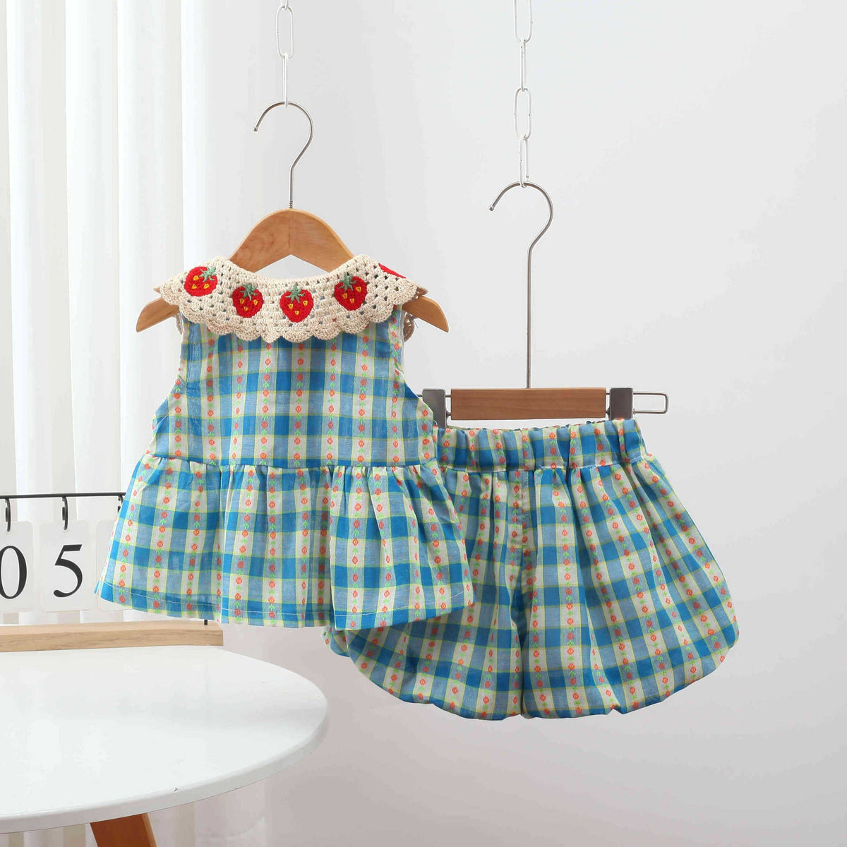 Lace-trimmed Collar Sleeveless Top And Lace Trim Childrens Clothing Set