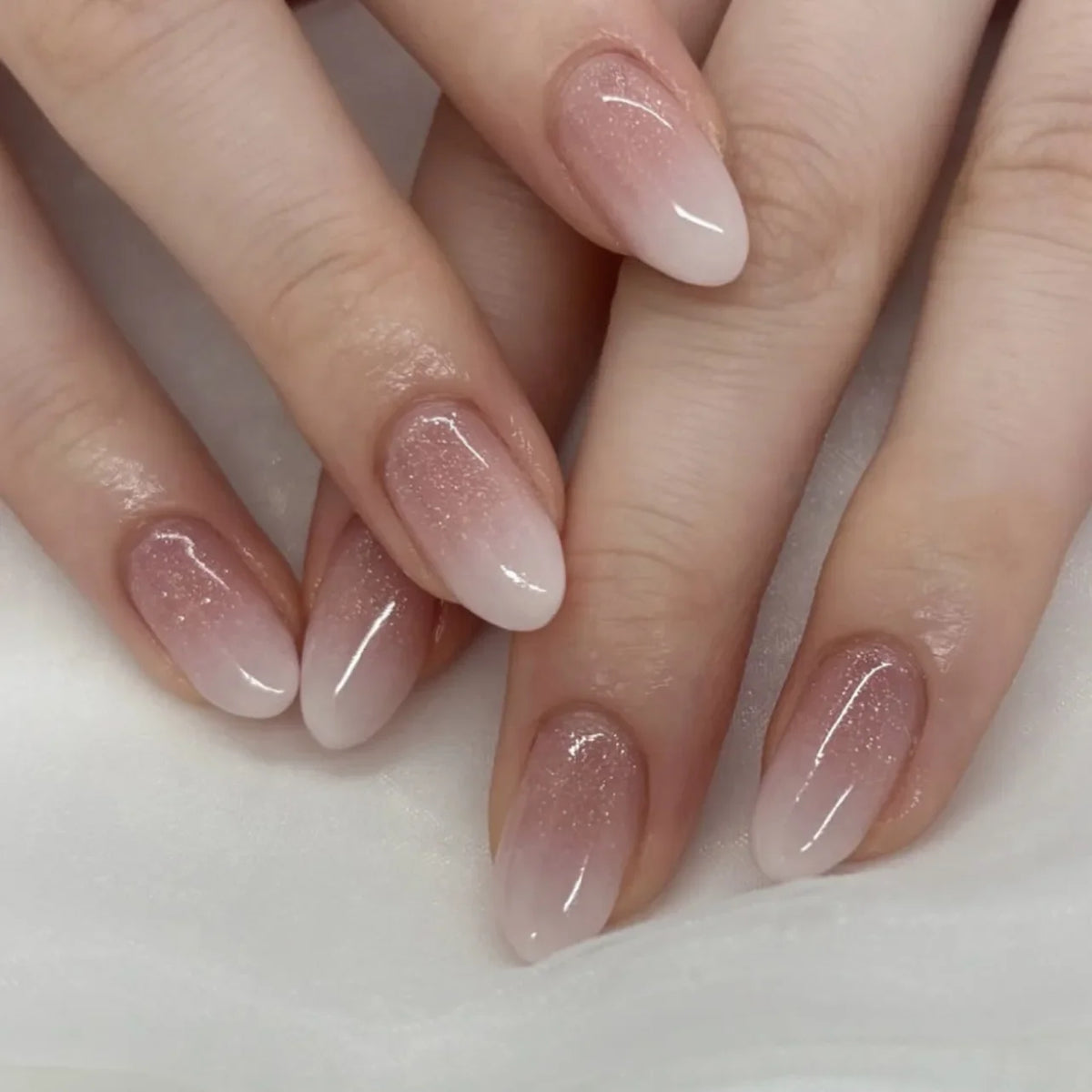 24Pcs Short Oval Head Blush Pink Press on Nails with Simple Designs Almond Nails Wearable Acrylic Full Cover Nail Tips with Glue 20
