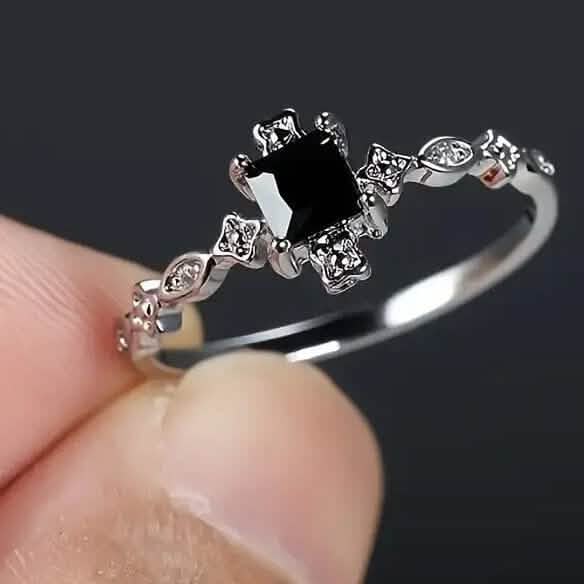 Vintage-Inspired Black Square Cubic Zirconia Ring 1